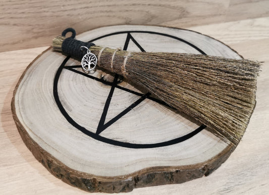 Balai avec symbole de l'arbre de vie en métal - Ether et sens