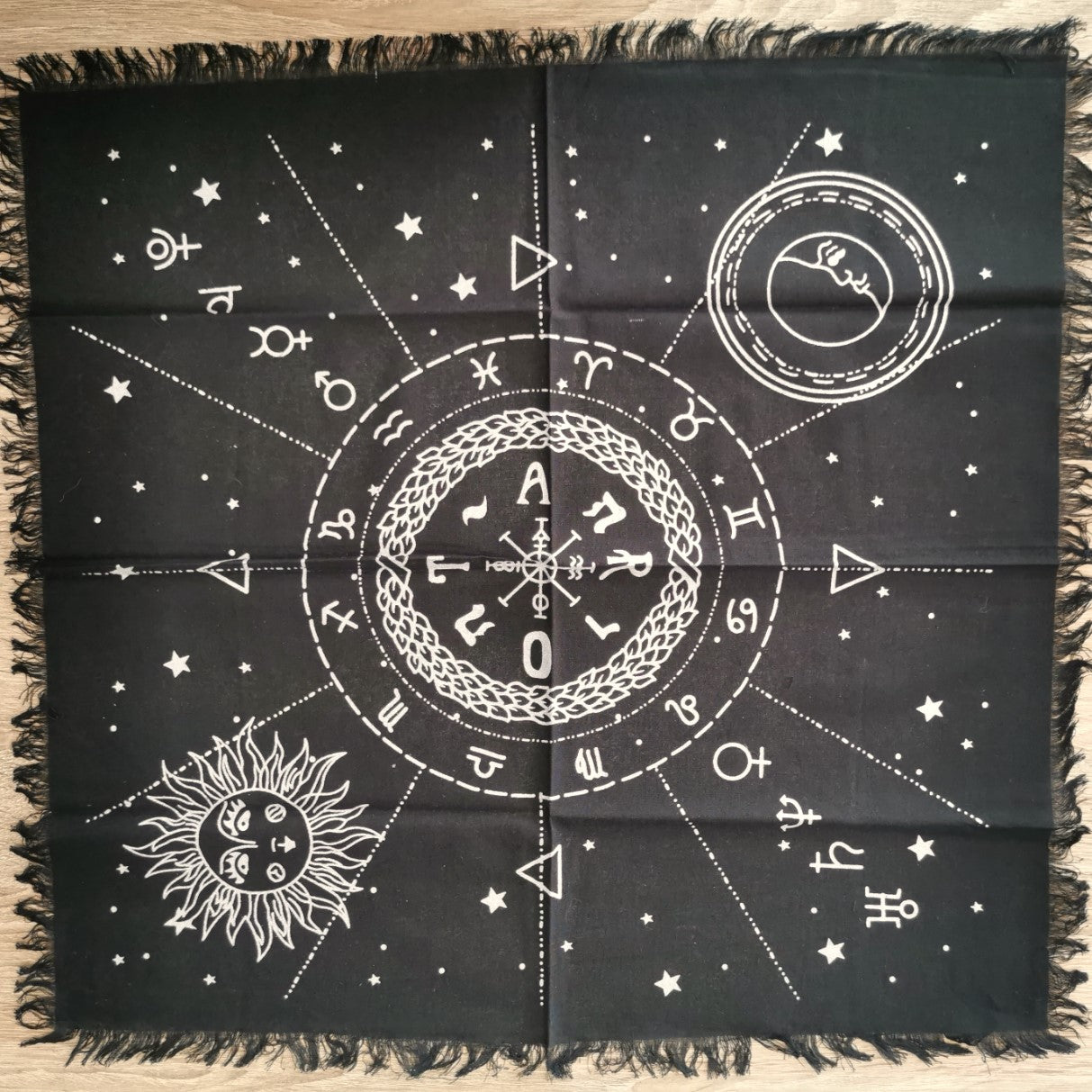 Tissu d'Autel Frangé Ésotérique - Carte de la Lune et du Soleil - Ether et sens
