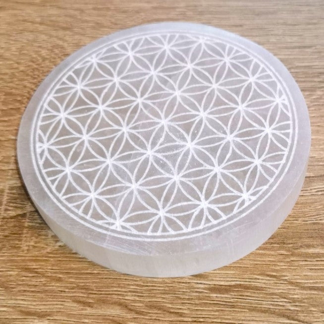 Plaque de rechargement en Sélénite gravée - Fleur de vie