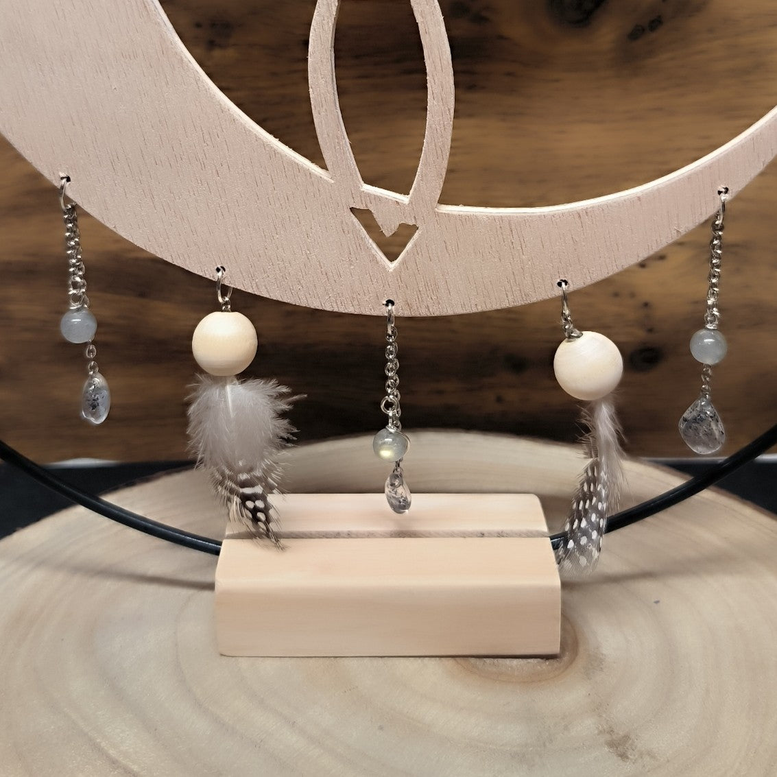 Lune des Sorcières – Décoration en bois, plumes et labradorite