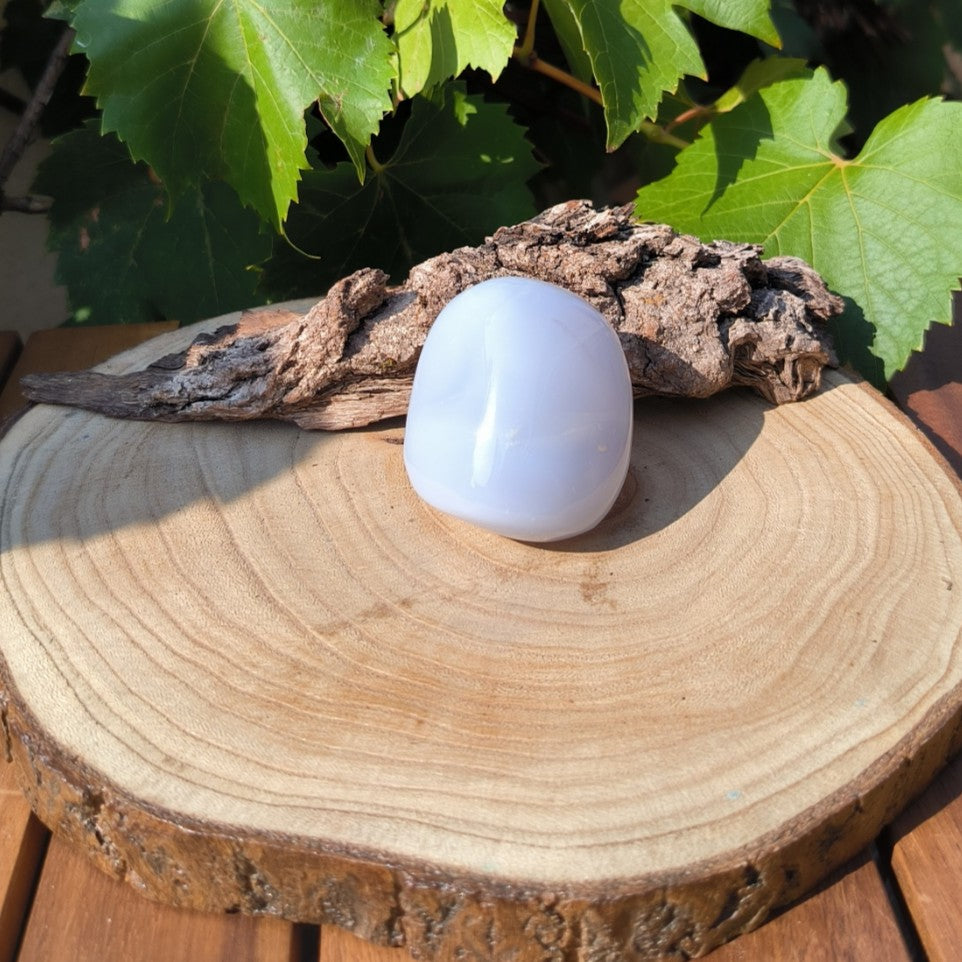 Galet Calcédoine Bleue N°2 - 109g - Ether et sens